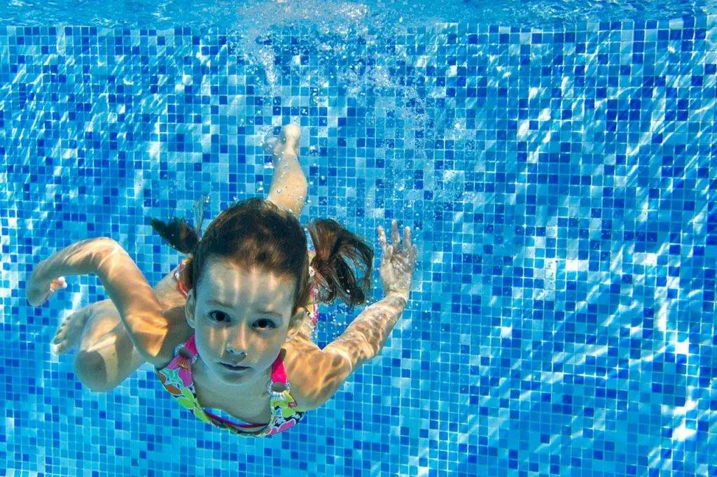 nina buceando en piscina1280x852